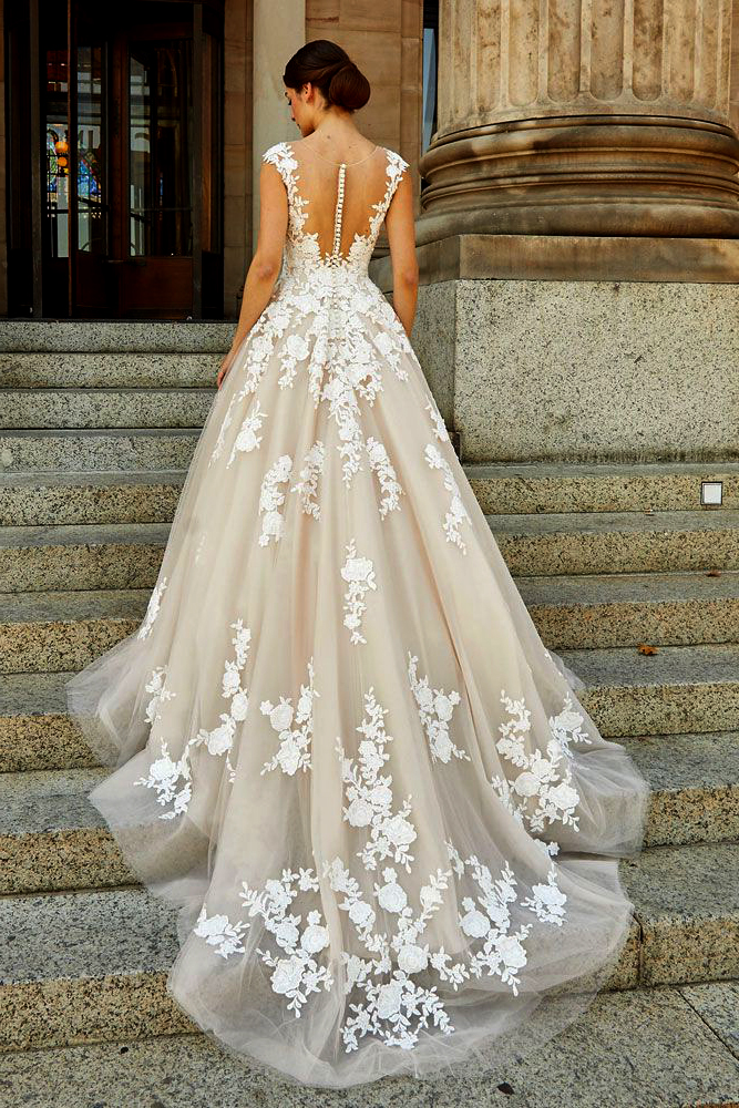 Brautkleid lange Schleppe Novabella