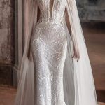 Brautkleid mit dramatischem Cape