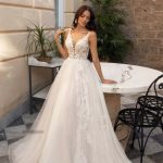 Brautkleid mit asymmetrischem Ausschnitt